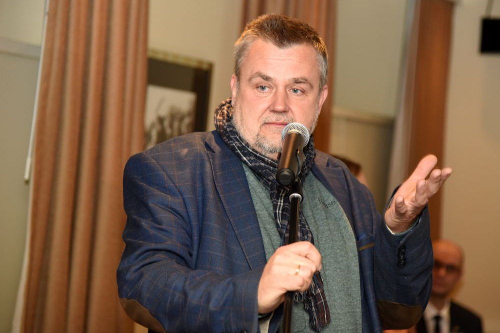 Latvijas Leļļu teātra režisors, leļļu un bērnu izrāžu veidotājs, dramaturgs un dziesmu tekstu autors Valdis Pavlovskis.