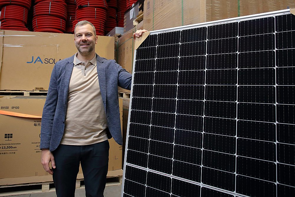 "Šobrīd fokusējamiem uz inovācijām – elektroenerģiju uzkrājošo bateriju sistēmām (BESS) un enerģijas vadības sistēmu "Tron", kurai saskatām lielu eksporta potenciālu," saka "AJ Power" uzņēmumu grupas dibinātājs un līdzīpašnieks Roberts Samtiņš.