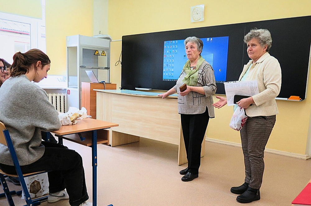 Antoņina Midega (no kreisās) un Lība Zukule Bebru pamatskolas skolēniem sta par 1949. gada 25. marta traģiskajiem notikumiem.