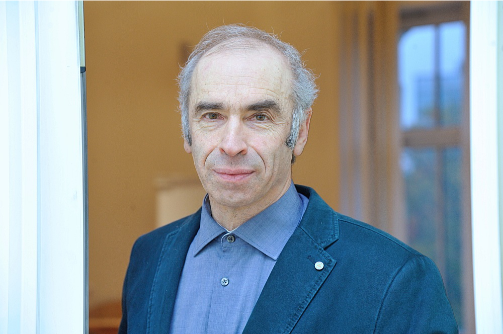 Mihails Hazans: “Finansiālam atbalstam būtu jābūt nozīmīgam, lai radītu vecākos pārliecību, ka viņi tiks galā arī pēc bērnu ienākšanas ģimenē. Nelielas naudas summas piesviešana neko nerisina, bet nopietni pasākumi ekonomiskā ziņā, kas veido būtisku procentu no ģimenes ienākumiem, var būt ar tālejošāku efektu.”
