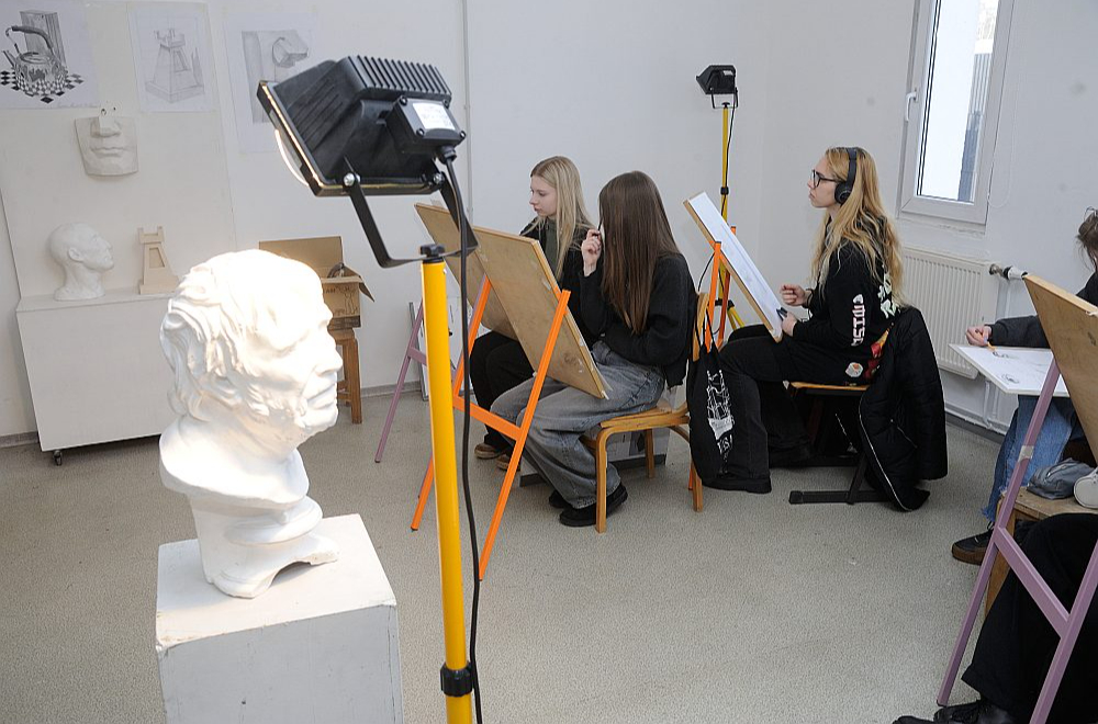 RMMT piedāvāja trīs programmas: interjera dizains, grafikas dizains un multimediju dizains. Studenti apguva krāsu teorijas pamatus, zīmēšanu, gleznošanu un datorgrafiku.