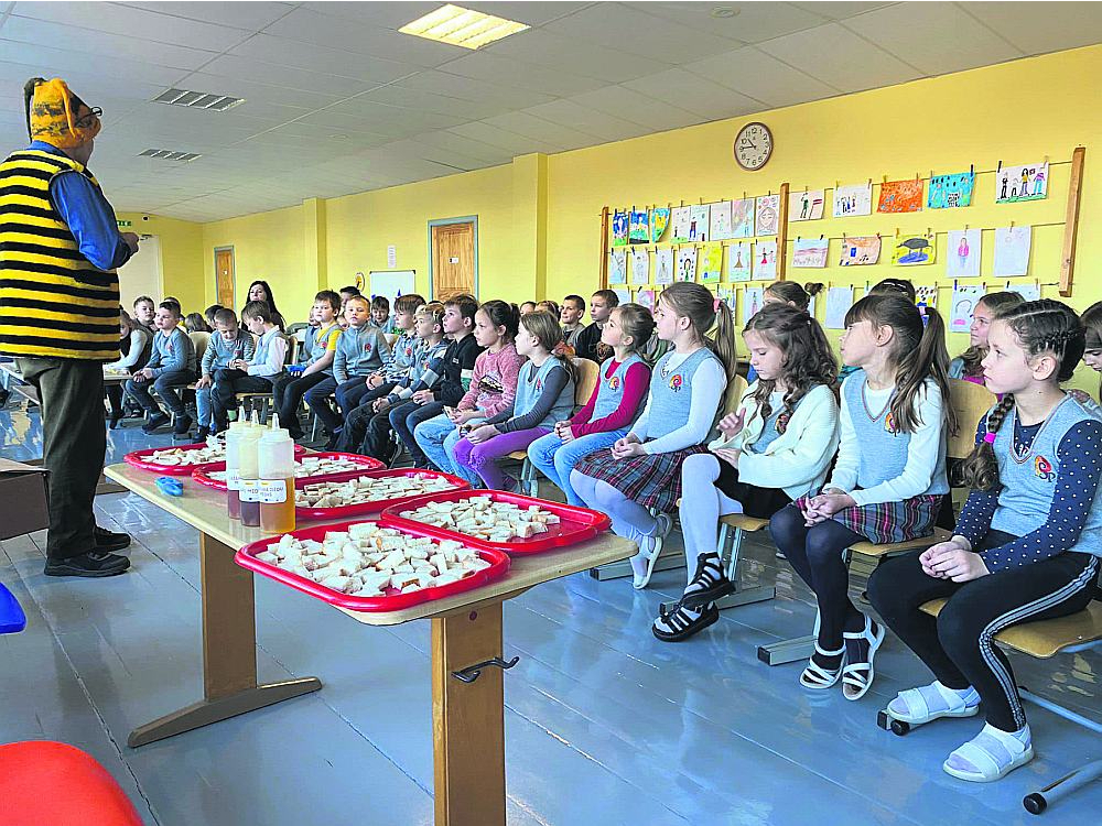 Medus popularizēšanas projektā divu gadu laikā apmeklētas 200 skolas un medusmaizes ēduši vairāk nekā 10 tūkstoši skolēnu. Taču, ja medus kaut reizi nedēļā būtu visu Latvijas skolu ēdienkartē, gada laikā bērni apēstu 100 t medus, kas aizstātu līdzvērtīgu apjomu importa cukura.