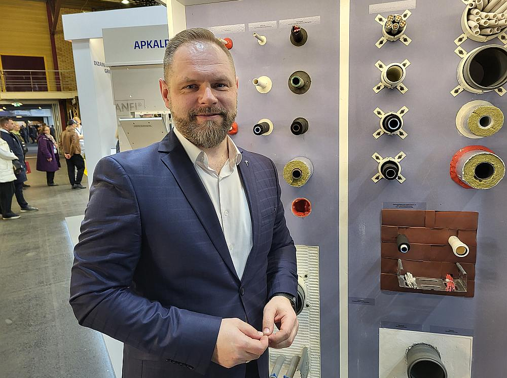 SIA "Knauf" lielu uzmanību velta produkcijas pilnveidošanai un šogad izstādē demonstrēja dekoratīvo fasādes apmetumu no silikona sveķiem un akrila. "Apmetums ir mehāniski ciets, drošs pret sūnu un aļģu veidošanos. To ražo 16 toņos un var izmantot interjerā, tiesa, tas prasa ideālu virsmas sagatavošanu, jo ir plāns," stāsta Artūrs Zeps "Knauff" reģionālo projektu vadītājs. "Rūpējoties par ugunsdrošību, "Knauf" piedāvā jaunas speciālās komunikāciju ugunsdrošības manšetes, kas uzpūšas, temperatūrai paaugstinoties, un neļauj liesmām un dūmiem izplatīties starp telpām."