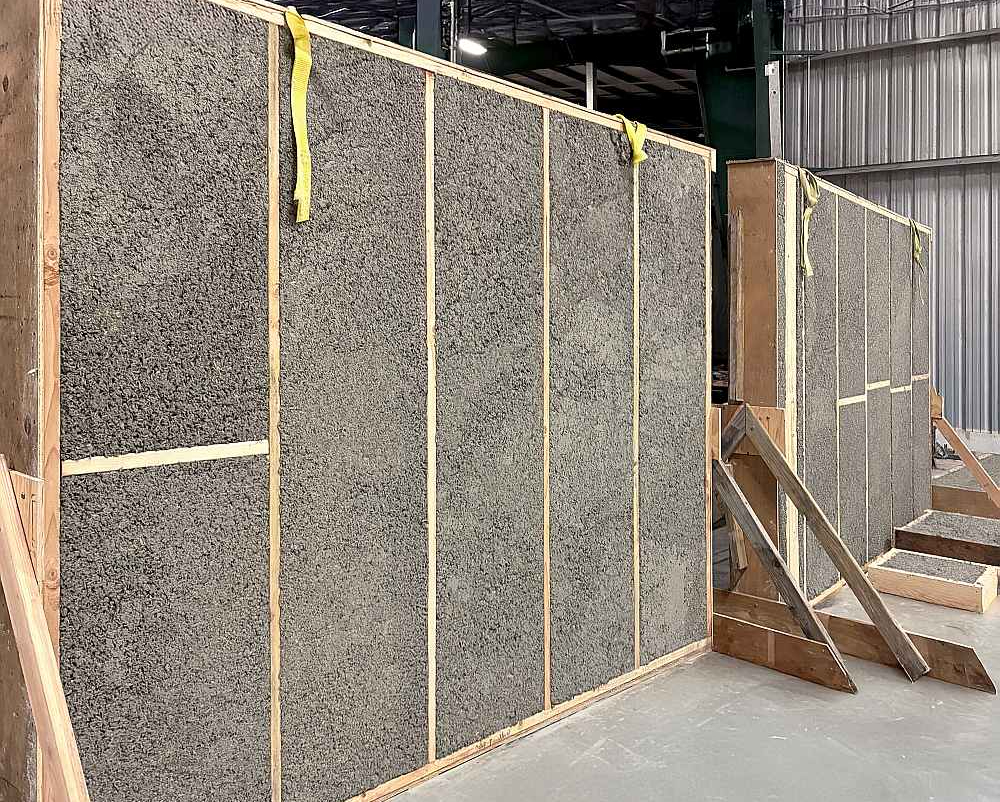 SIA "FURE Biostone" piedāvātais kaņepju betons jeb biomūris izgatavots no kaņepju ražošanas pārpalikumiem – spaļiem, kas ir labs siltuma un skaņas izolators. Iekštelpu starpsienu veidošanai izmanto biomūra blokus, kurus pastiprina ar koka karkasu. Spaļu frakcijas stingri satur kopā kaļķis, kas izžūstot kļūst ciets, turklāt tas ir antiseptiks materiāls, tas neļauj veidoties biopiesārņojumam, atbaida grauzējus, palīdz uzlabot gaisa tīrību.