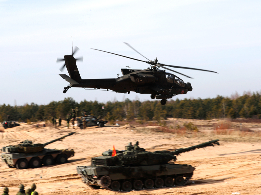 ASV armijas helikopters “AH-64 Apache” un tanki piedalās NATO spēku mācībās Ādažu poligonā. Eiropas valstu armijas līdz šim lielā mērā paļāvušās uz amerikāņu atbalstu, taču pēc varas maiņas ASV kļuvis skaidrs, ka turpmāk Eiropai pašai vairāk būs jārūpējas par savu aizsardzību.