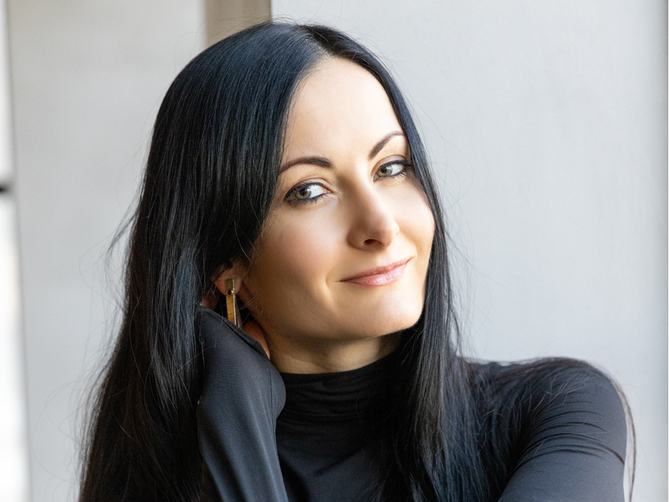 No Latvijas Nacionālā baleta vadošās solistes kļuvusi par horeogrāfi, viņa iejūtas abās lomās. Tā būs arī jaunākajā
Aivara Leimaņa baletā “Esmeralda”, kur Elzu Leimani redzēsim
titullomā un pirmoreiz arī tik vērienīga baleta līdzautores statusā.