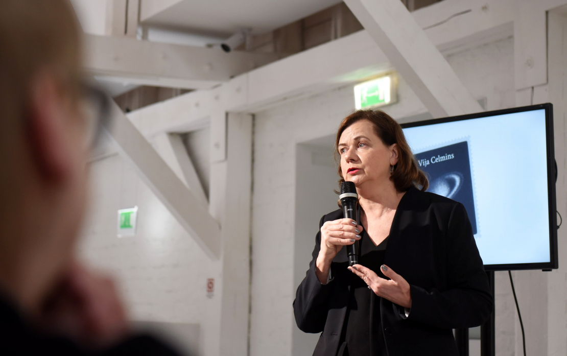 Latvijas Nacionālā mākslas muzeja Kolekciju un zinātniskās izpētes nodaļas "Arsenāls" (20. gs. 2. puse - 21. gs.) vadītāja, Vijas Celmiņas fonda stipendijas žūrijas locekle Elita Ansone piedalās preses konferencē, kurā informē par Vijas Celmiņas fonda stipendijas dibināšanu.