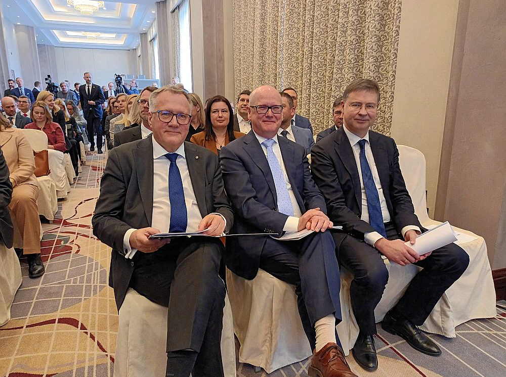 EIB grupas biroja atvēršana Rīgā uzskatāmi demonstrē bankas spēcīgo saikni ar Baltijas reģionu, pārliecināti ir finanšu ministrs Arvils Ašeradens (no kreisās), EIB viceprezidents Tomass Ēstross un Eiropas ekonomikas un produktivitātes komisārs Valdis Dombrovskis.