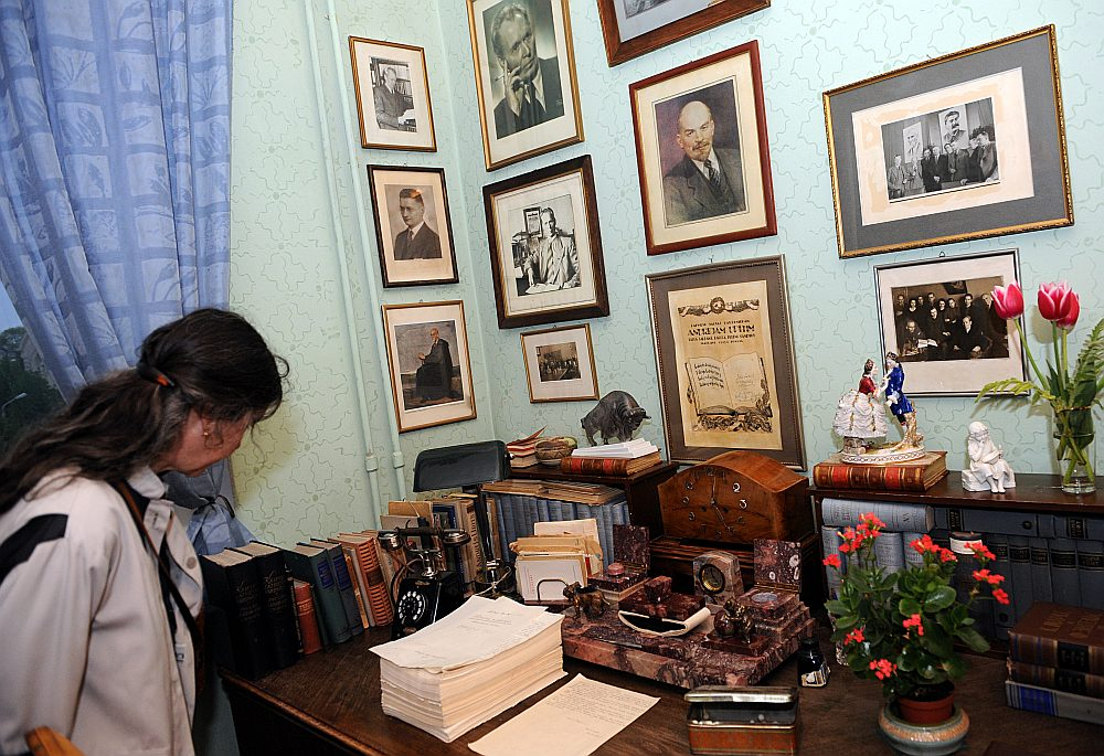 Andreja Upīša darba kabinets viņa memoriālajā muzejā Rīgā. Memoriālo muzeju apvienības direktore Rita Meinerte uzsver, ka Latvijā nav neviena cita muzeja, kurā tik nepastarpināti būtu redzama padomju elites dzīves telpa.