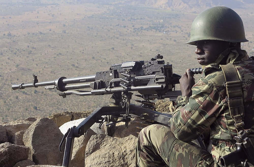Kamerūnas karavīrs uzmana situāciju valsts ziemeļos Mandaras kalnos pie Nigērijas robežas, kur jāsargās no "Boko Haram" fanātiķiem.
