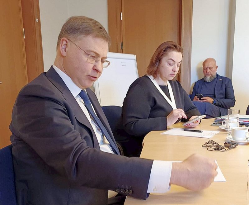 "Ja gribam mieru, jāgatavojas karam," atgādinot sen zināmo, bet piemirsto seno romiešu teicienu, strauji mainīgo situāciju pasaulē Latvijas medijiem skaidro Eiropas ekonomikas un produktivitātes, īstenošanas un vienkāršošanas komisārs Valdis Dombrovskis, palīdzot padomdevējai politikas jautājumos Maijai Celmiņai.