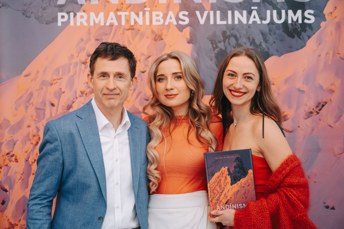 Kristaps Liepiņš un Kristīne Liepiņa prezentē grāmatu