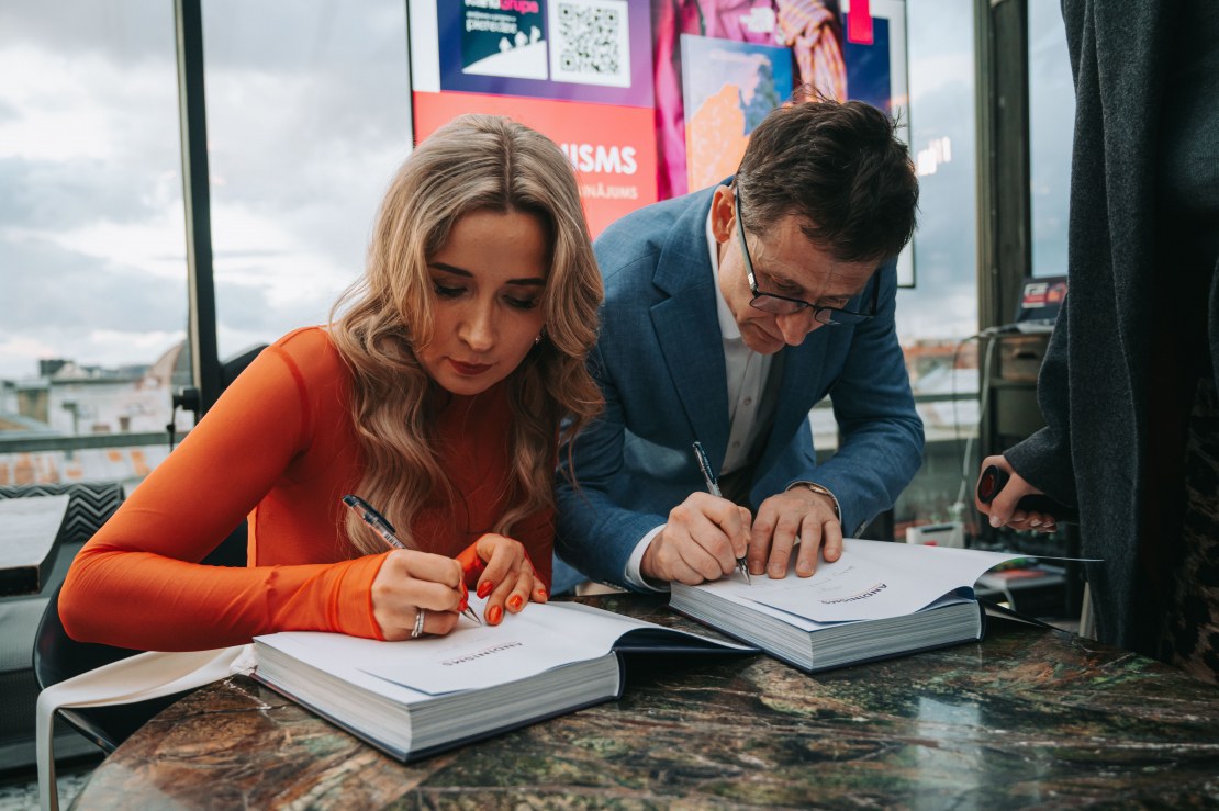 Kristaps Liepiņš un Kristīne Liepiņa prezentē grāmatu