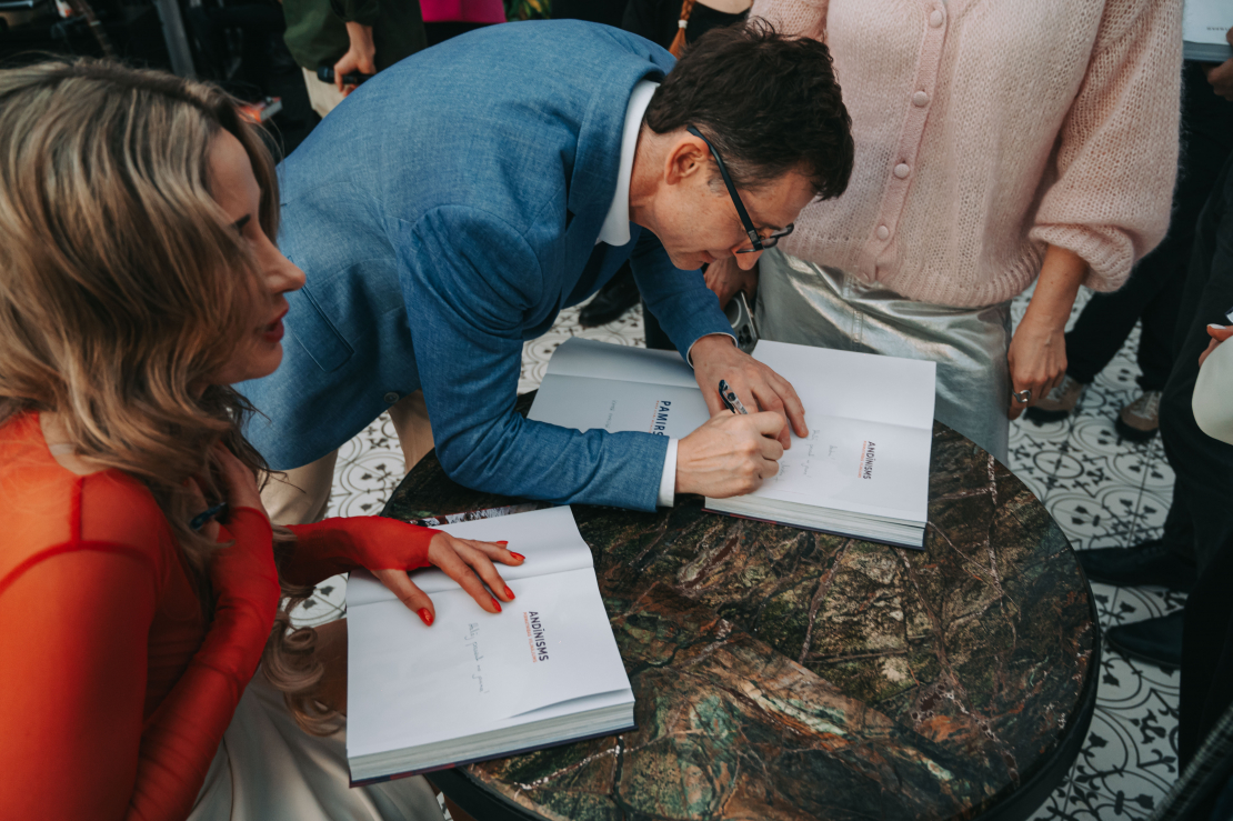 Kristaps Liepiņš un Kristīne Liepiņa prezentē grāmatu