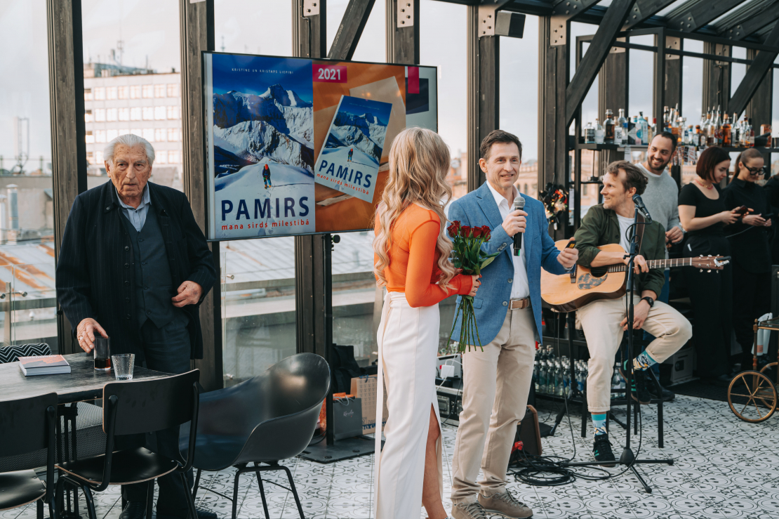 Kristaps Liepiņš un Kristīne Liepiņa prezentē grāmatu