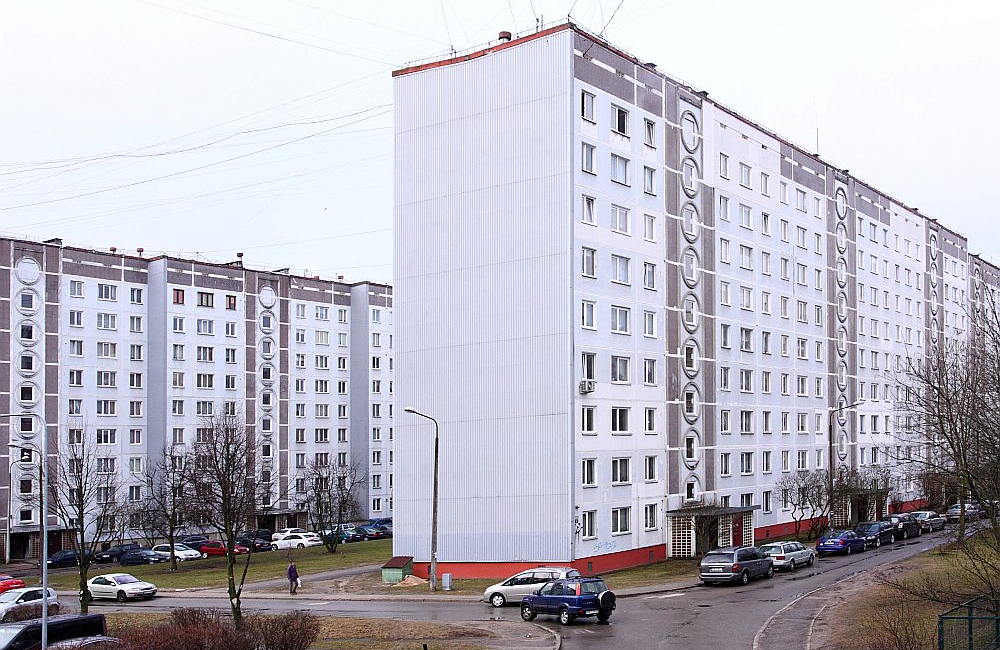 Par spīti padomju laika sērijveida dzīvokļu namu nolietojumam, trīs ceturtdaļas darījumu nekustamo īpašumu tirgū pērn notika ar tiem, galvenokārt cenu un augsto procentu likmju dēļ. Savukārt privātmāju zemes pirkumu skaits starauji samazinās.
