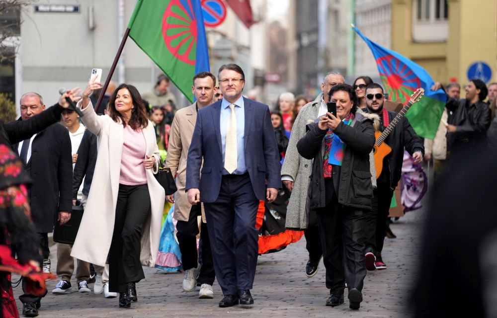 Partijas "Latvija pirmajā vietā" Rīgas mēra amata kandidāts, Saeimas deputāts Ainārs Šlesers un Saeimas deputāte Ramona Petraviča piedalās Starptautiskās Romu dienas svinībās Vecrīgā.