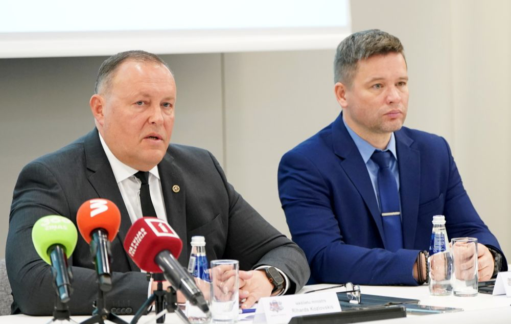 Iekšlietu ministrs Rihards Kozlovskis (no kreisās) un Rīgas domes Civilās aizsardzības un operatīvās informācijas pārvaldes vadītājs Gints Reinsons.