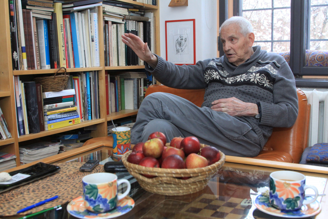 Darba kolēģi ciemos pie mākslinieka, sveicot 90 gadu jubilejā.