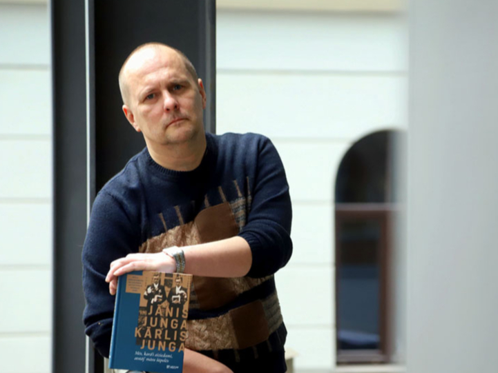 Izdevniecībā “Latvijas Mediji” iznākusi jauna grāmata, kurā divi brāļi – Jānis un Kārlis Jungas – stāsta par savām kara gaitām,
kas katram aizritēja savā ierakumu pusē. Grāmatas zinātniskais redaktors ir vēsturnieks Kaspars Zellis.