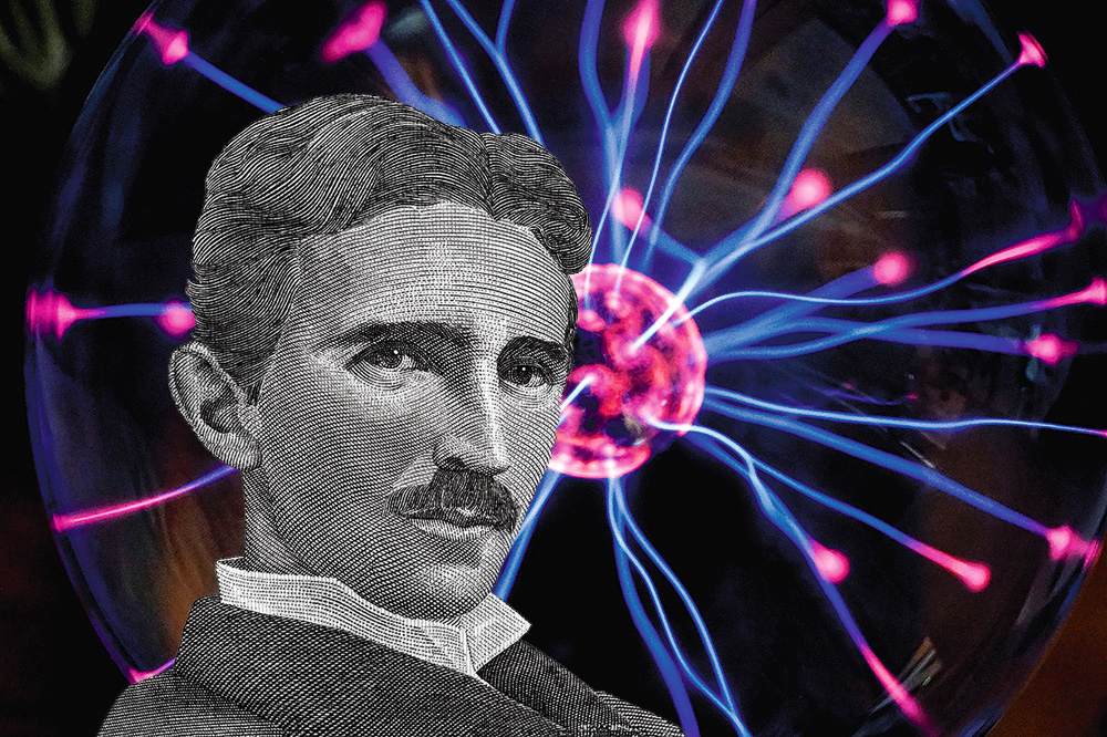 Nikolā Tesla un plazmas lode Teslas elektriskajā spolē.