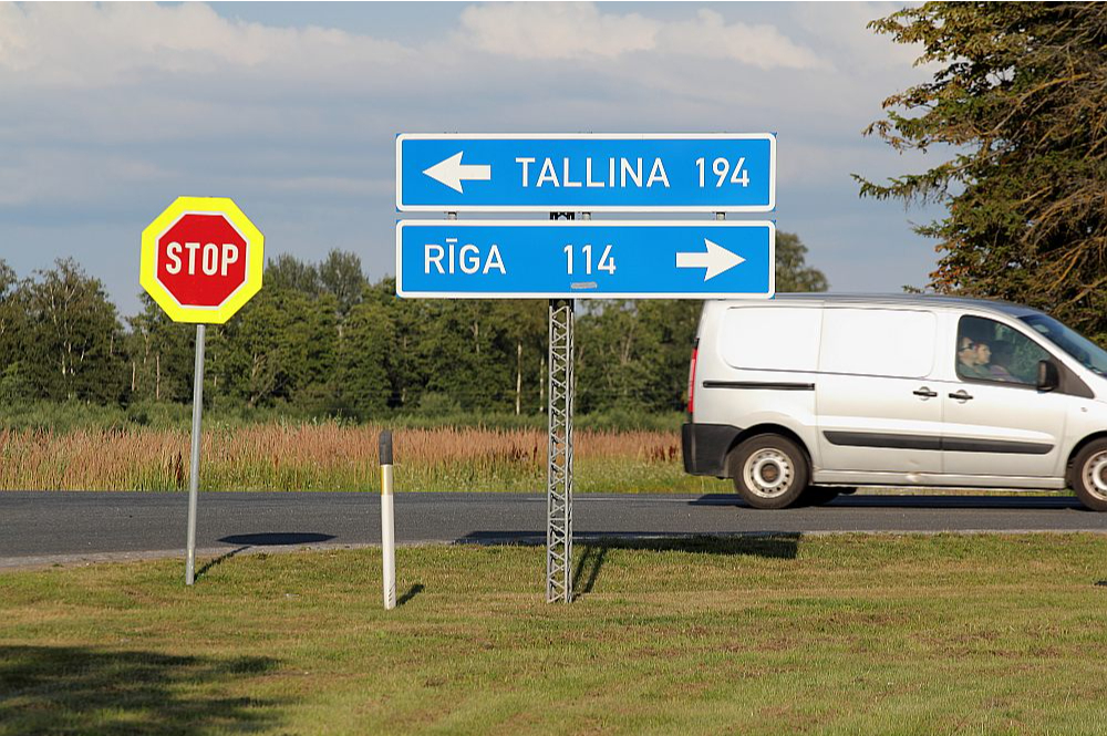 1715 km Latvijas autoceļu līdz 2030. gada beigām būtu jāpārbūvē par ceļiem ar atdalītām brauktuvēm un bez vienlīmeņa krustojumiem – to pieprasa Eiropas Komisijas direktīva par Eiropas nozīmes transporta tīklu. Vienlaikus ir pilnīgi skaidrs, ka ar esošo finansējumu šis uzdevums nebūs paveicams.