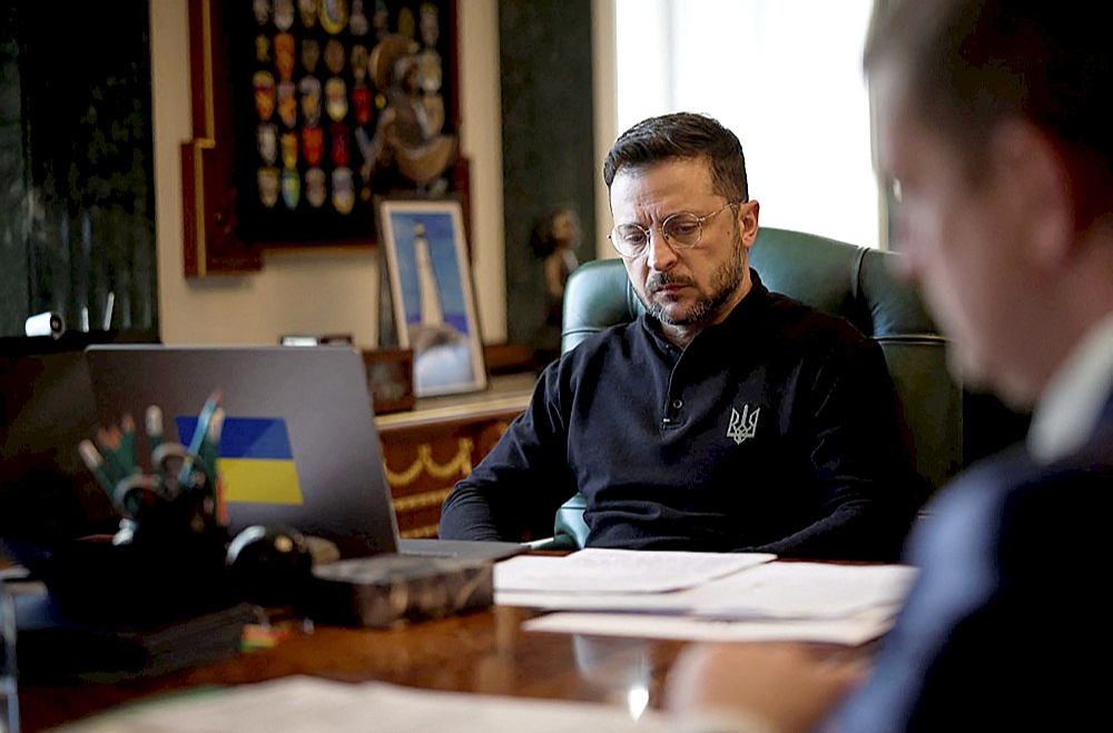 Ukrainas prezidents Volodimirs Zelenskis pirmdien, gaidot Lielbritānijas premjera Kīra Stārmera telefonzvanu. Pieņem, ka Londonā gaidāmās sarunas par kara izbeigšanu prasīs kompromisus arī no Ukrainas.