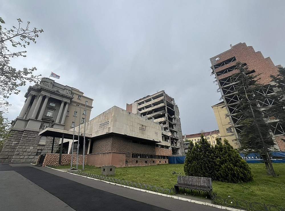 Sabombardētais bijušās Dienvidslāvijas armijas Ģenerālštābs atrodas Belgradas centrā blakus valdības ēkai, Valsts bankai un vairākām ministrijām.