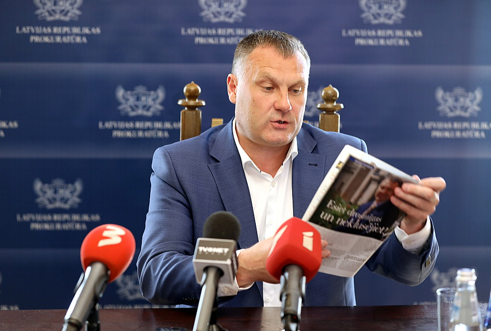 Šī nav pirmā reize, kad ģenerālprokurors ir kritis nežēlastībā. Pirms diviem gadiem viņam bija konflikts ar Latvijas Zvērinātu advokātu padomi pēc intervijas žurnālā "Ieva".