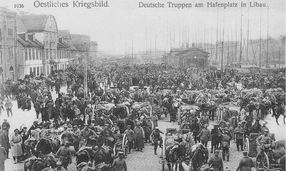 Vācu karavīri Liepājas ostas laukumā 1915. gadā.
