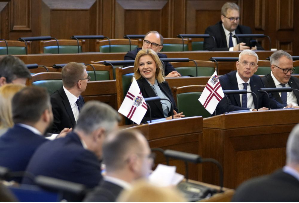 Valsts prezidents Edgars Rinkēvičs (no kreisās), Ministru prezidente Evika Siliņa, Krišjānis Kariņš un finanšu ministrs Arvils Ašeradens.