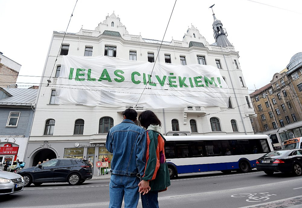 Zaļo mērķu vārdā Rīga plāno ierobežot iebraukšanas iespējas pilsētas centrā. Vecākiem auto tas varētu būt liegts jau pēc diviem gadiem. Par iecerēm veidot Zemo emisiju zonu pilsētā gan vēl būs jābalso jaunā sasaukuma pašvaldības deputātiem.
