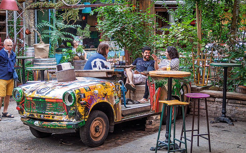 Budapeštas “Szimpla Kert” drupu bārs 7. kvartālā.