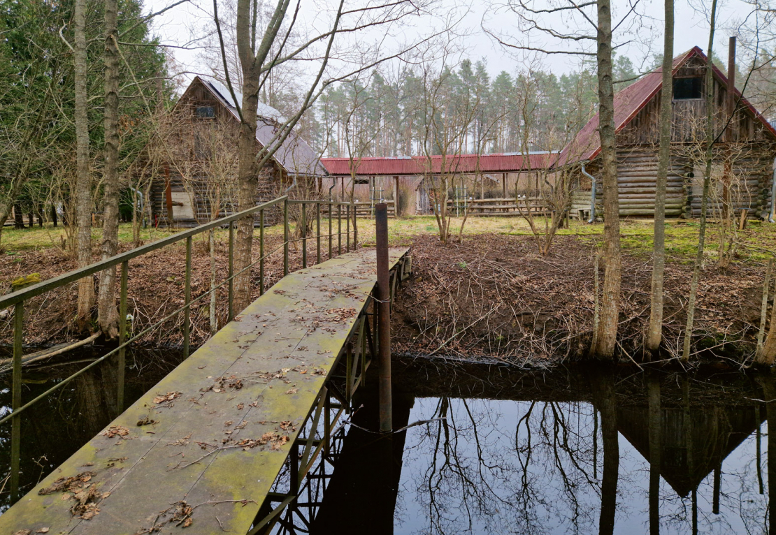 Skats uz mednieku māju.