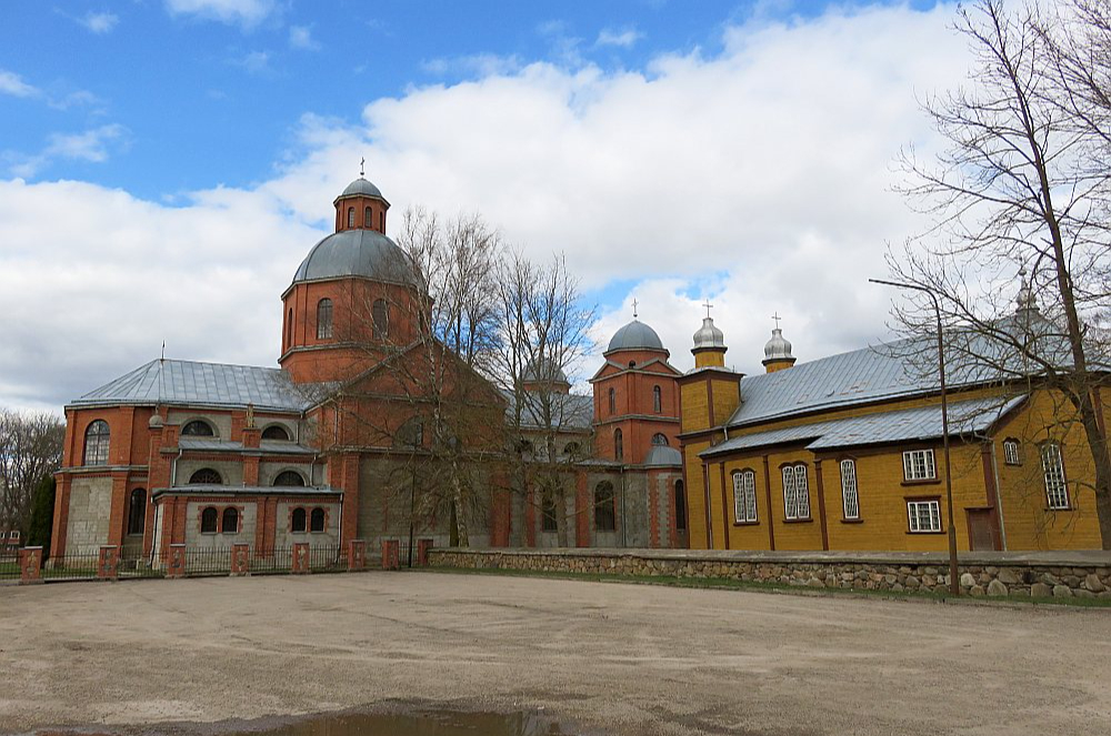Kur Latvijā jūs vēl redzētu līdzās divus dievnamus, turklāt abas ir katoļu baznīcas?