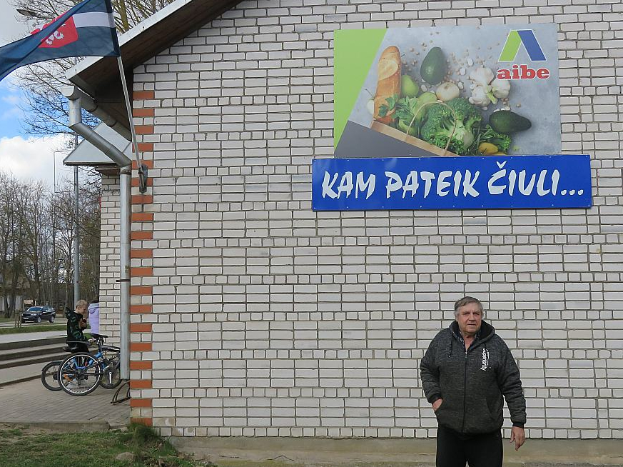 "Varētu visu mežu pārdot, būtu miljonārs, bet man nevajag. Man pat pensiju no valsts nevajag. Nauda guļ zemē, tikai jāpaceļ," saka uzņēmējs Jānis Kuzmans.