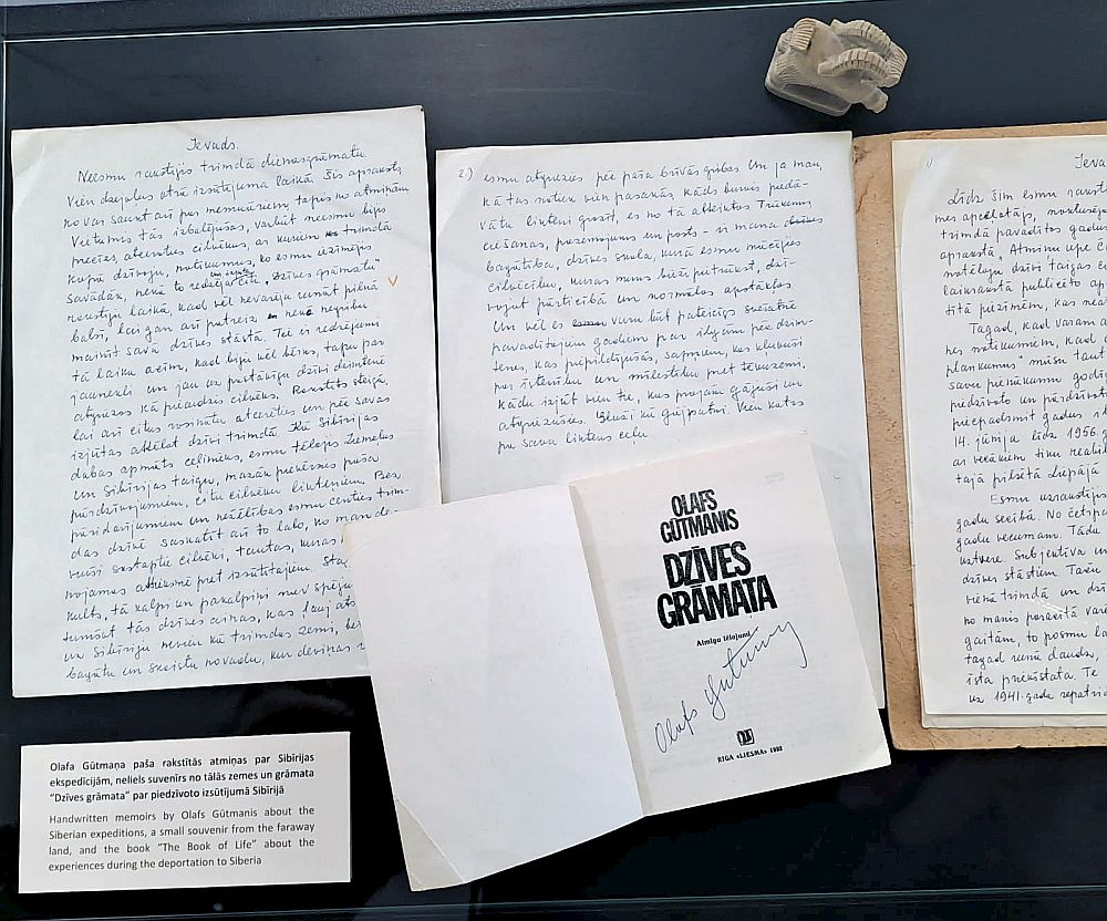 Fragments no izstādes "Sibīrijas pirmatnības apmātais" (11. aprīlis – 19. novembris, veltījums dzejnieka Olafa Gūtmaņa deviņām ekspedīcijām, dokumentējot izsūtīto latviešu ikdienu) Liepājas okupācijas muzeja otrajā stāvā.