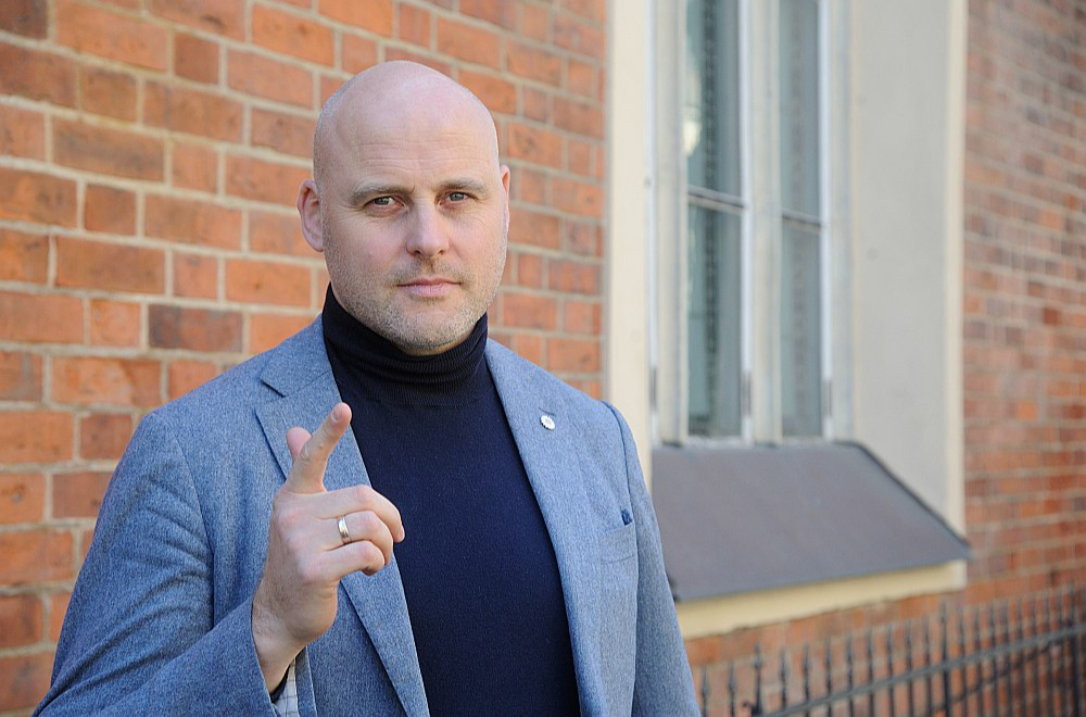 Saeimas Tautsaimniecības, agrārās, vides un reģionālās politikas komisijas Vides, klimata un enerģētikas apakškomisijas priekšsēdētājs Andris Kulbergs (AS): "Ja reiz Rīga nedrīkst izmantot "Latvenergo" ražoto lēto siltumu, tad kādēļ pagājušajā desmitgadē tika ieguldīti 80 miljoni eiro, lai varētu tādu ražot? Šīs atbildes cena ir 100 miljoni eiro gadā."