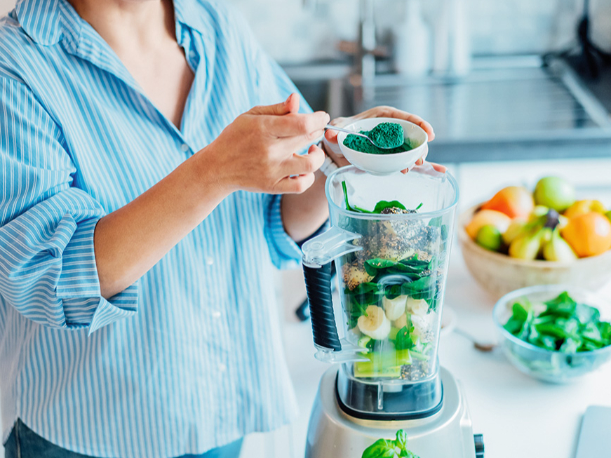Svaiga spirulīna ir krēmveida masa bez izteiktas garšas un smaržas. Lai tā būtu garšīgāka, tiek pievienotas gan sulas, gan cidoniju, dzērveņu un citu augļu sīrupu.