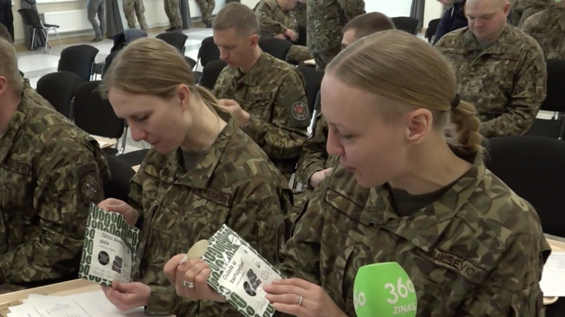 Karavīri degustē jauno produktu.