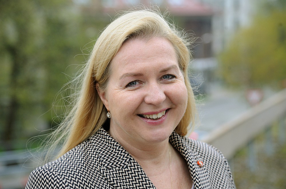 Latvijas Drošības un aizsardzības industrijas federācijas valdes priekšsēdētāju Elīna Egle: "Līdz šim aizsardzības industrija gan Latvijā, gan ārpus tās lielā mērā attīstījusies ar pašu resursu palīdzību, jo finansēt bruņojuma ražošanu, kā arī divējādas pielietojamības produktu ražošanu pēdējos gadu desmitos bija kļuvis "nemoderni" un bankas sekoja šai tendencei. Šobrīd situācija sāk mainīties."