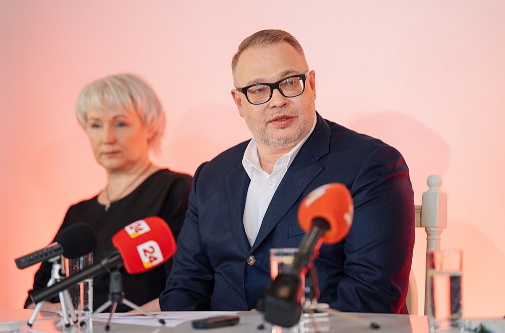"Mēs mēģināsim atrast veidu, lai Raiņa vārds nonāktu līdz mums un mūsos uzsprāgtu," saka režisore Indra Roga. Attēlā: kopā ar Nacionālā teātra direktoru Māri Vītolu.