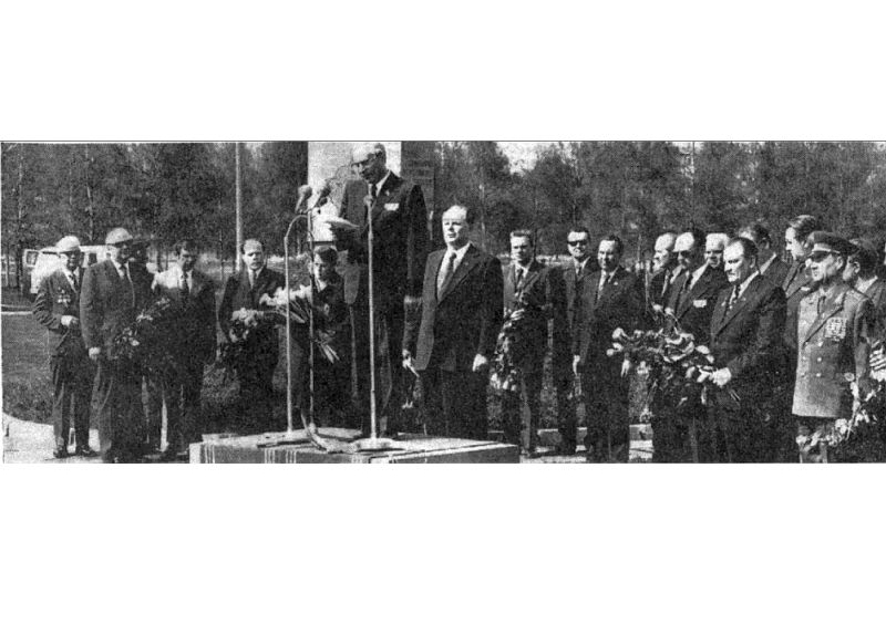 Pamatakmens likšanas ceremonijā runā LKP CK otrais sekretārs N. Beluha.