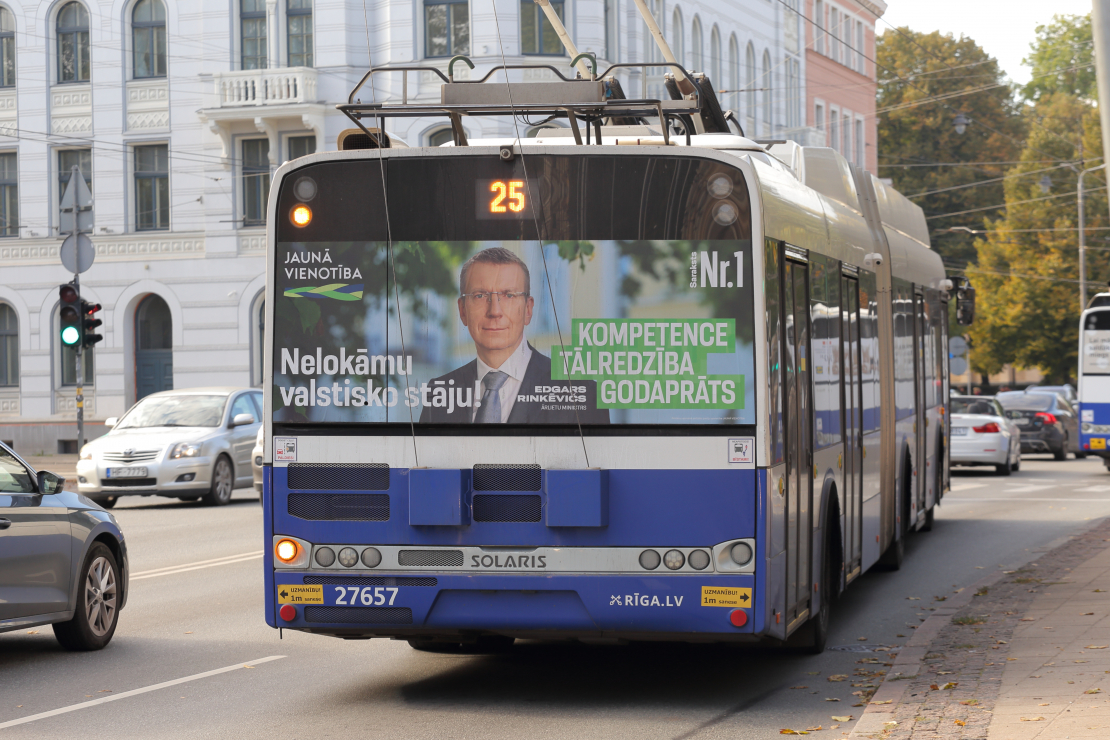Edgars Rinkēvičs. 1. Jaunā Vienotība, 14. Saeimas vēlēšanas. Partijas reklāma uz 25. trolejbusa.