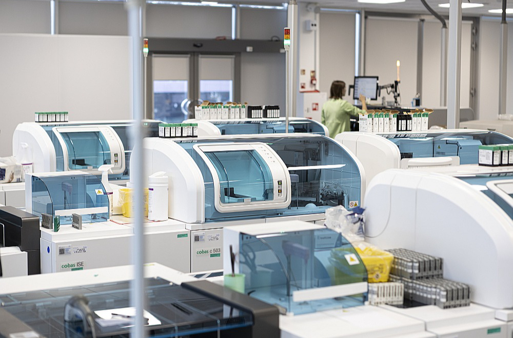 Automatizētā laboratorija ir aprīkota ar jaunākās paaudzes iekārtām, kas stundas laikā ļauj veikt līdz 5000 testu, par 25% paātrinot rezultātu sagatavošanas laiku.