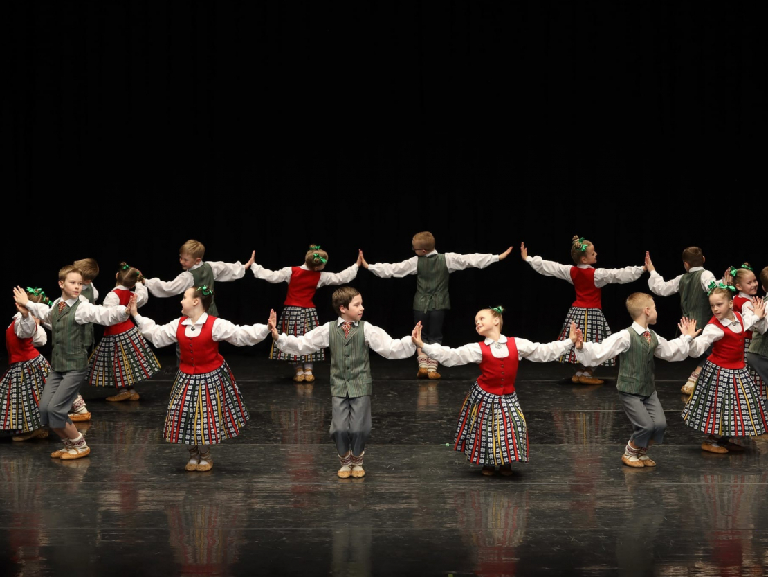 BJDK “Vizbulīte” dažādās klašu grupās dejo 207 dejotāji! Attēlā
redzama 2. klašu grupa XIII Latvijas Skolu jaunatnes dziesmu un deju svētku skatē.