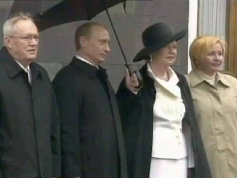 V. Putins ar sievu Maskavā sagaida Latvijas Valsts prezidenti V. Vīķi-Freibergu un Imantu Freibergu.