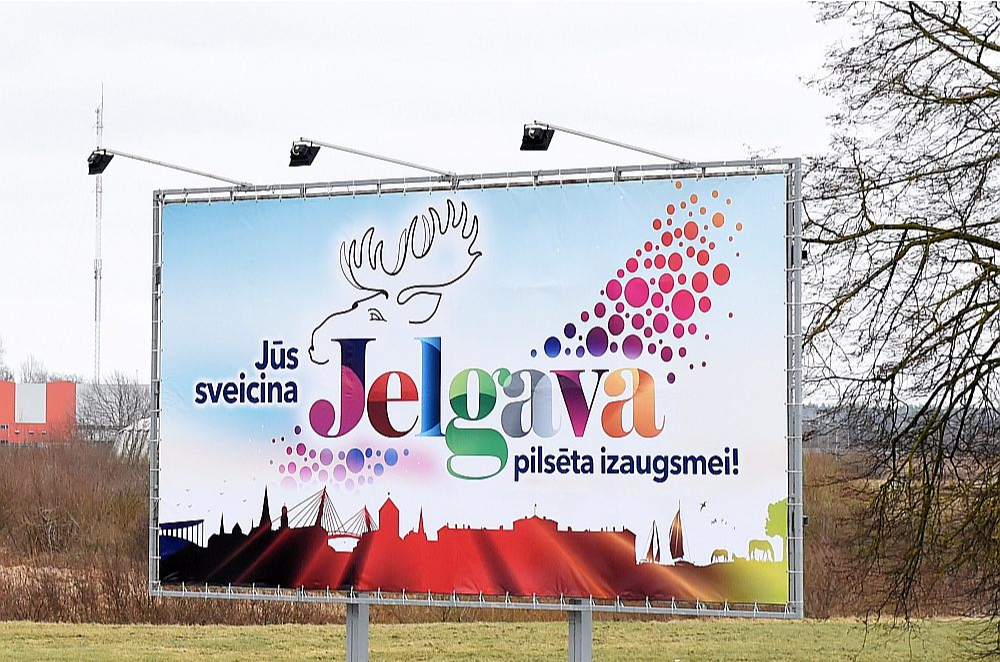 "Pilsēta izaugsmei" ir Jelgavas sauklis, tomēr pašvaldības vadība saņem arī kritiku, tā esot "kā vecs pulkstenis, kas vēl tikšķ, bet vairs nerāda pareizu laiku" un neveicinot attīstību.