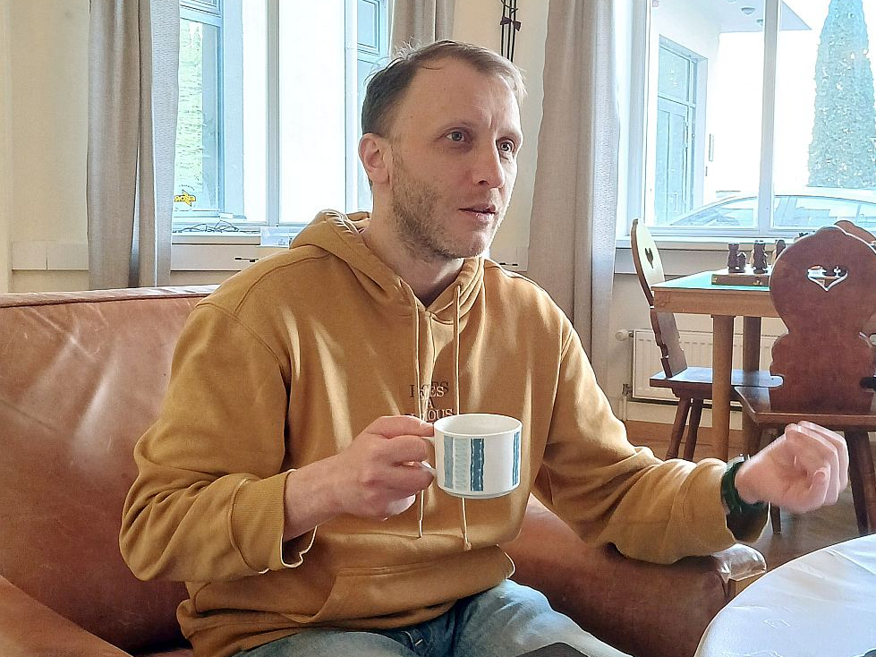 Deniss Kamaljagins dzimis 1985. gadā Ukrainā, Makejevkā. Sešu gadu vecumā pārcēlies uz Krieviju, uz Sahalīnu, vēlāk Jaroslavļu, bet skolas gaitas sācis Kostromas apgabalā. Par pleskavieti kļuvis 15 gadu vecumā, tur mācījies Pleskavas Politehniskajā institūtā Ekonomikas fakultātē.