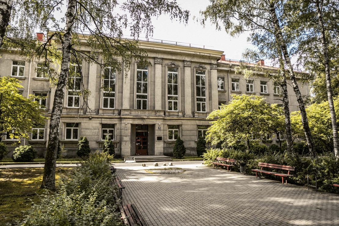 Latvijas Universitāte (LU) izsludinājusi publisku izsoli īpašumam Jūrmalas gatvē 76, Rīgā – bijušajam Universitātes mācību kompleksam Imantā ar kopējo platību 7,6 hektāri. 